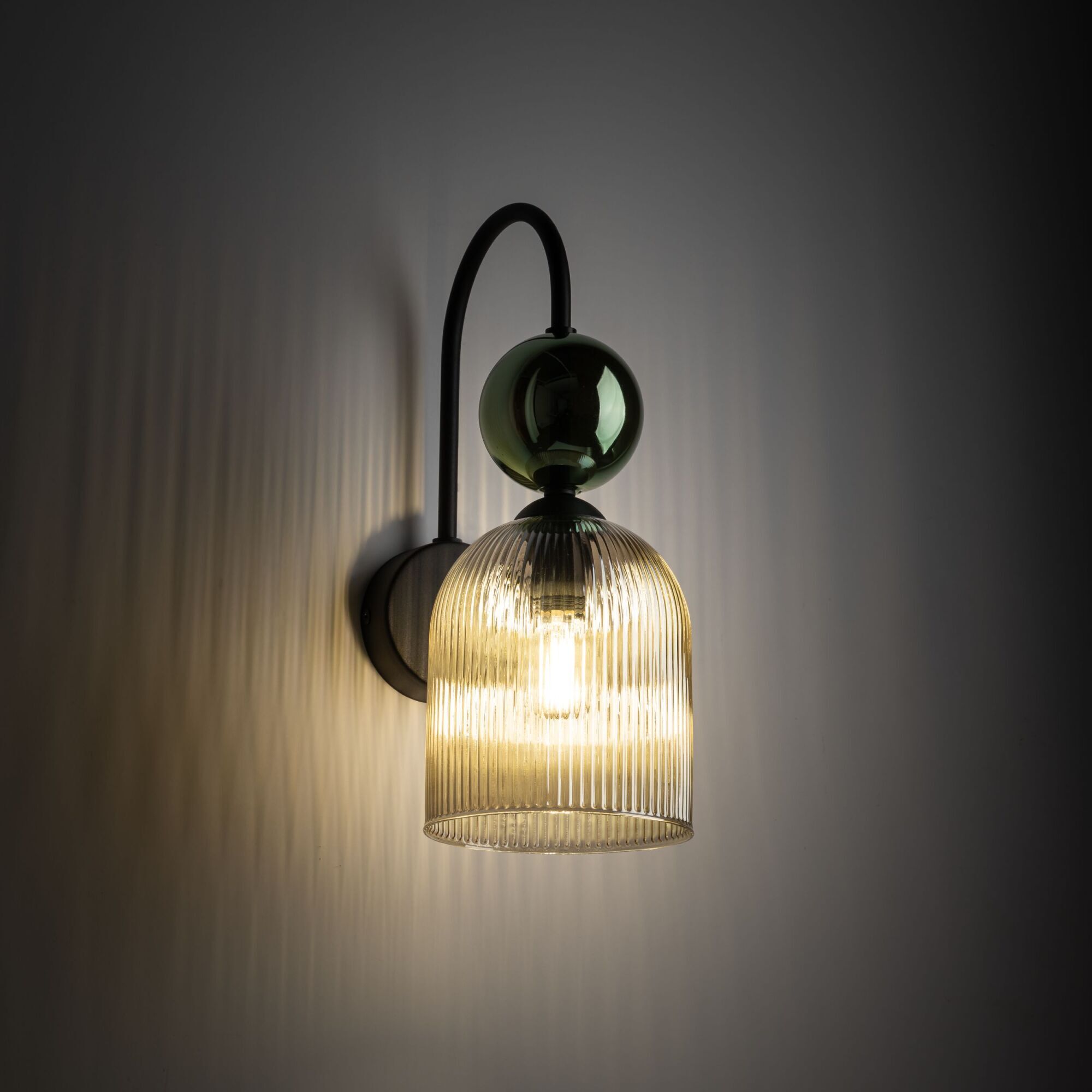 nastennyy-svetilnik-so-steklyannym-plafonom-11143-sophia-green-cognac-a071830-0002