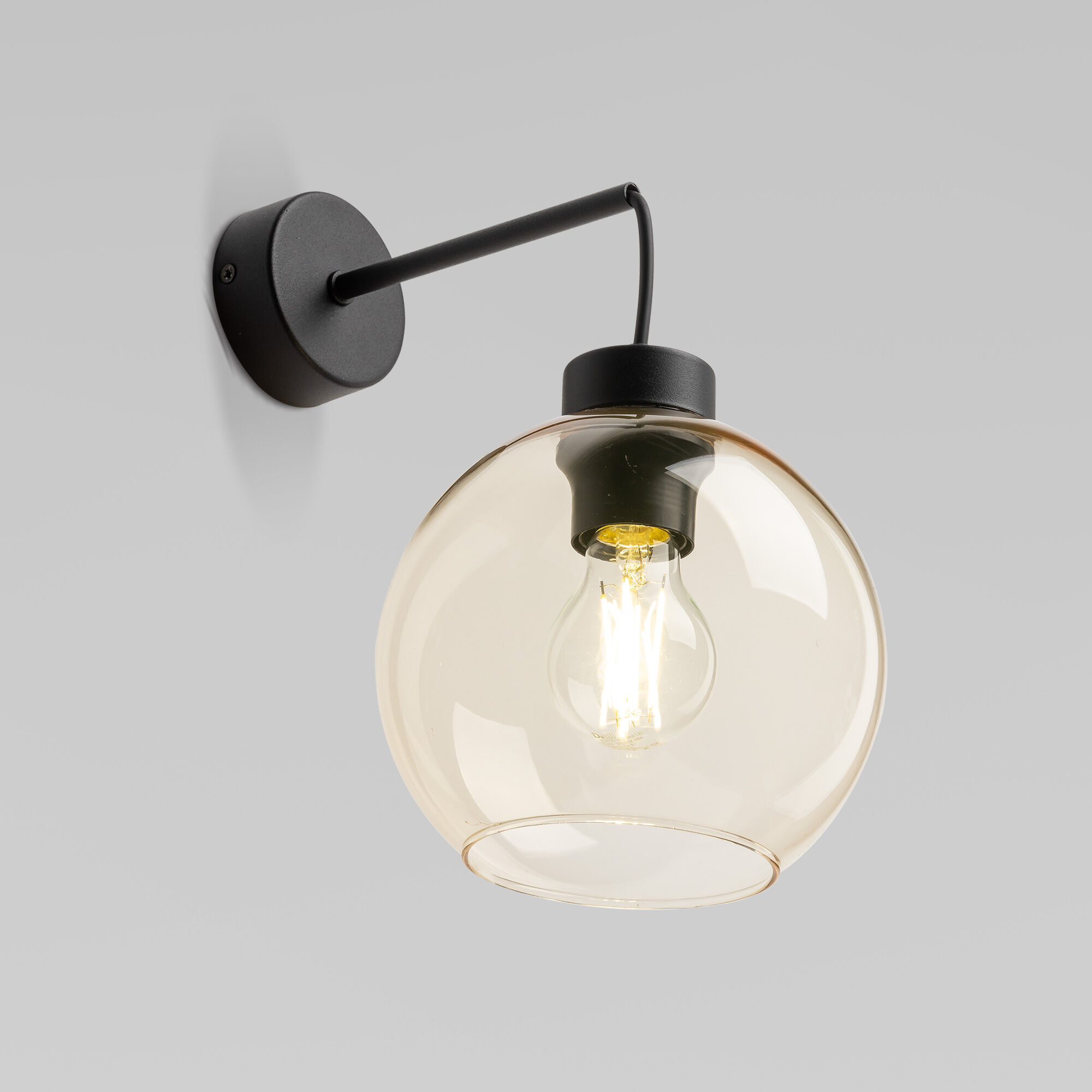 nastennyy-svetilnik-so-steklyannym-plafonom-4135-cubus-a068537-0002