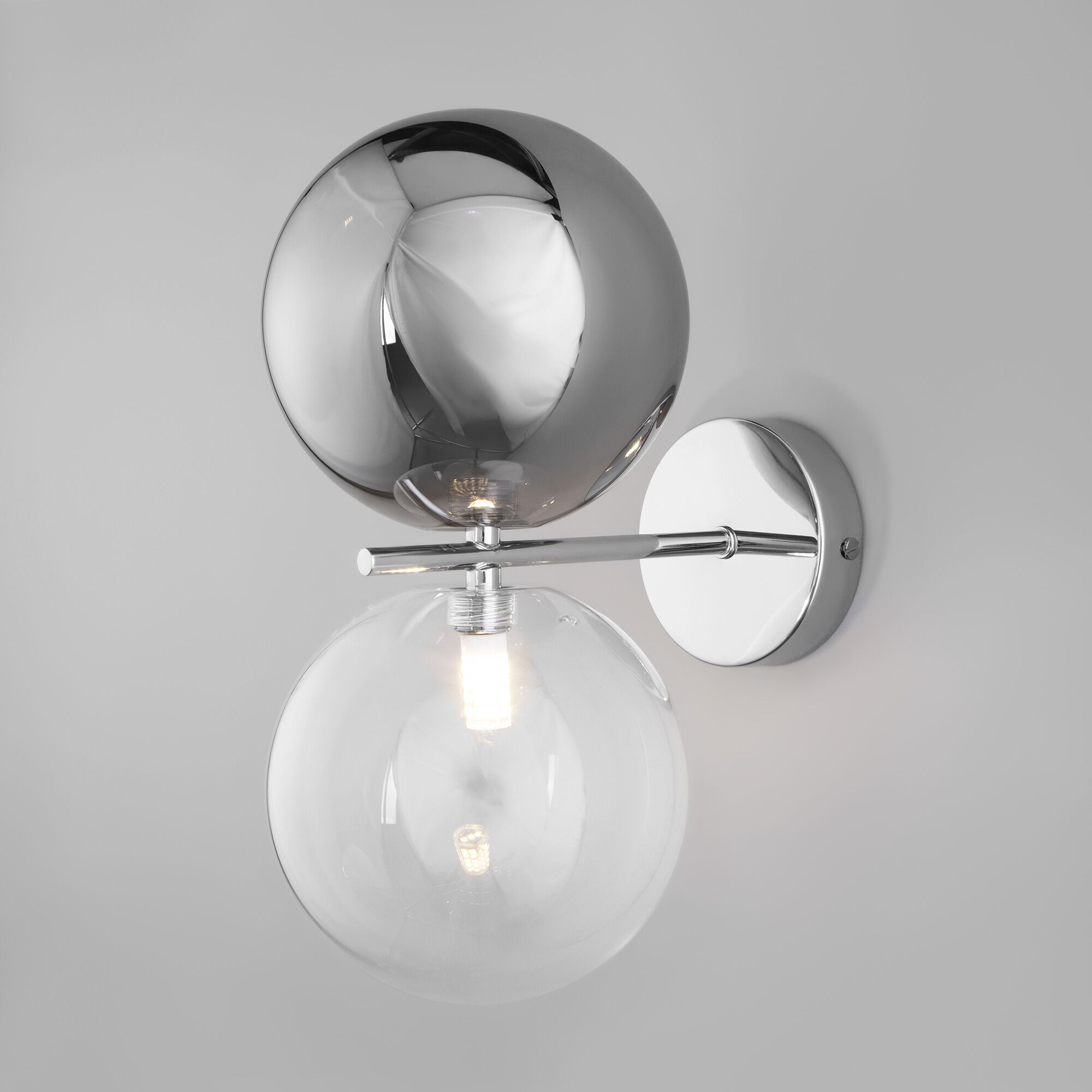 nastennyy-svetilnik-so-steklyannymi-plafonami-50291-a060591-0003