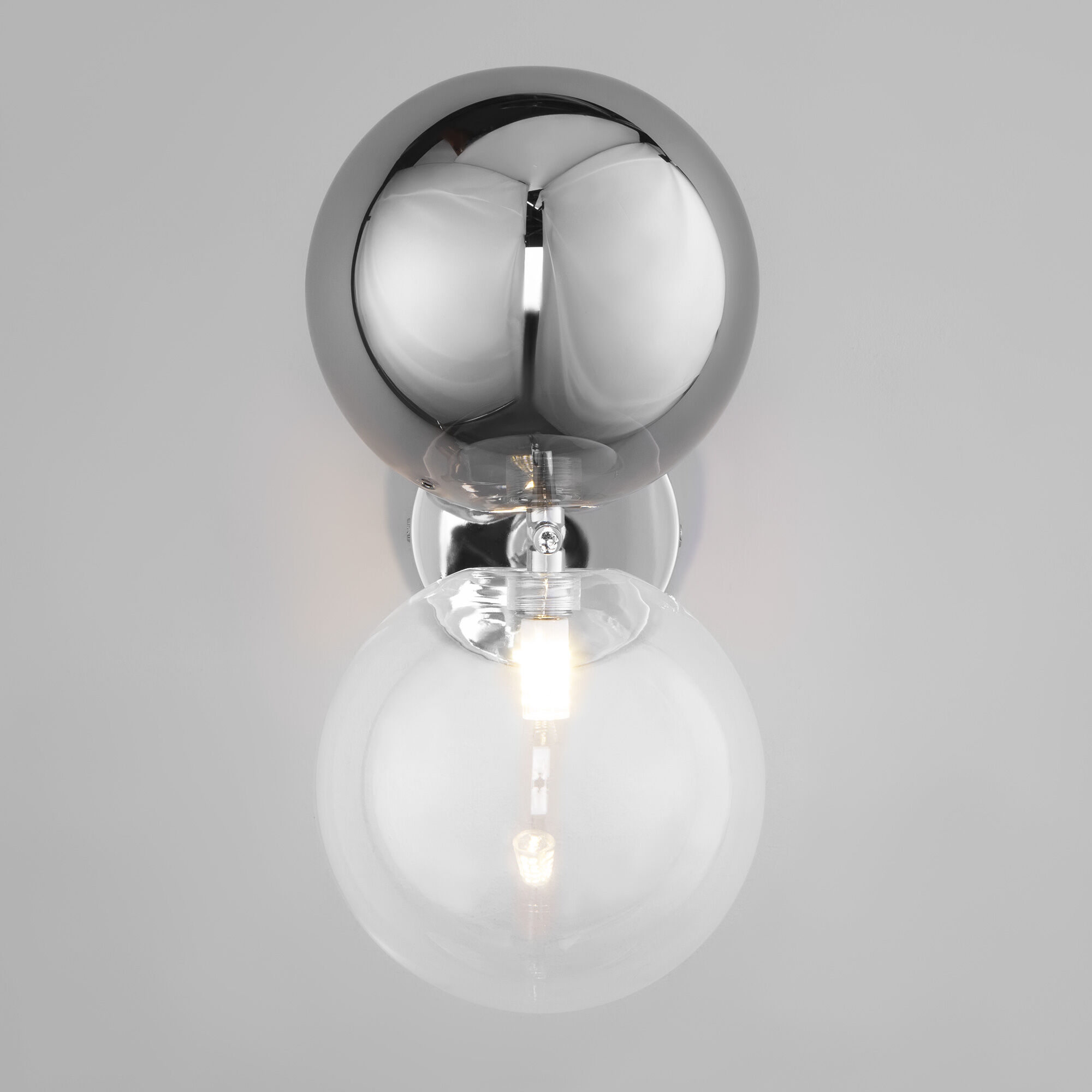 nastennyy-svetilnik-so-steklyannymi-plafonami-50291-a060591-0004