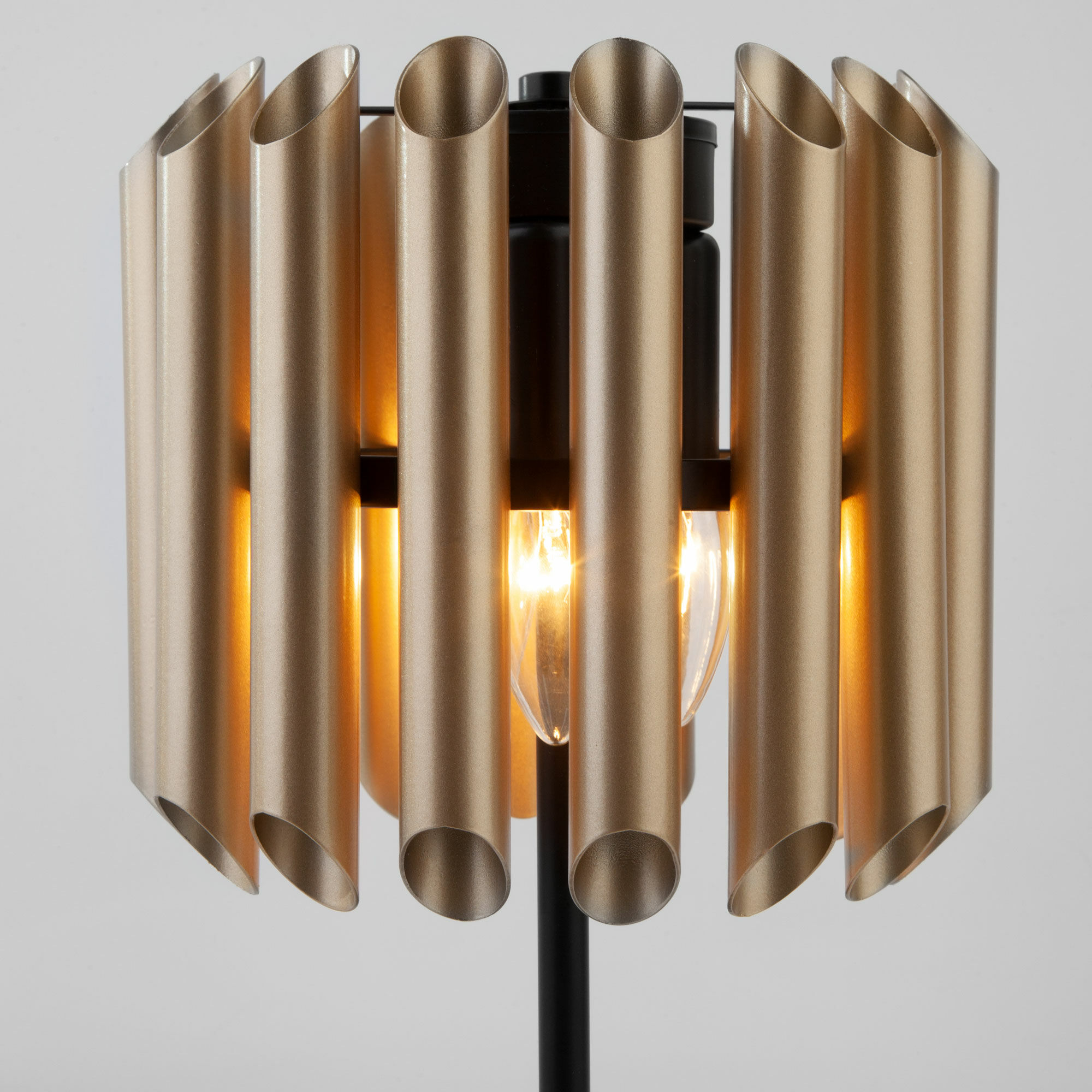 nastolnaya-lampa-s-metallicheskim-plafonom-01106-3-chernyy-shampan-a058058-0004