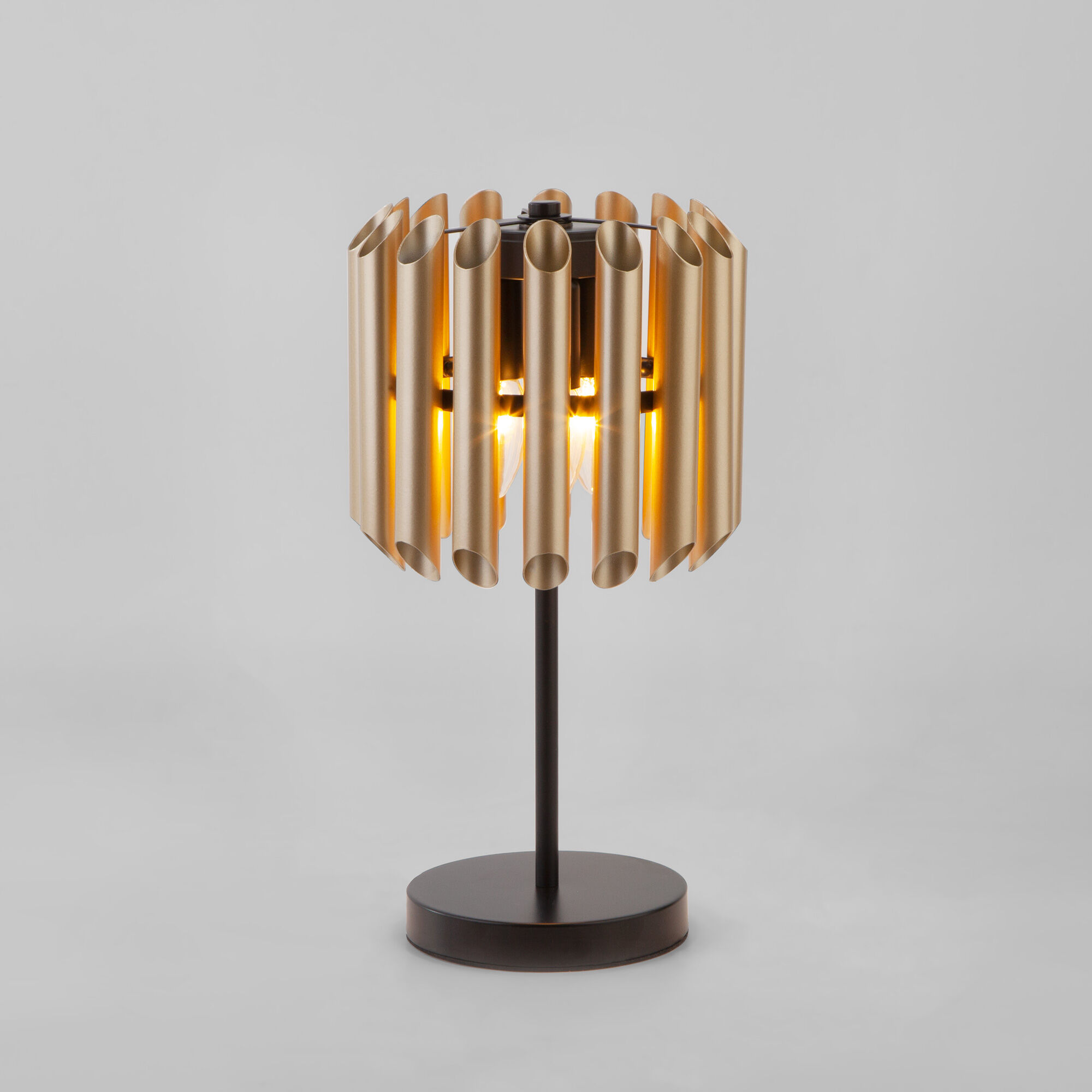 nastolnaya-lampa-s-metallicheskim-plafonom-01106-3-chernyy-shampan-a058058_0003