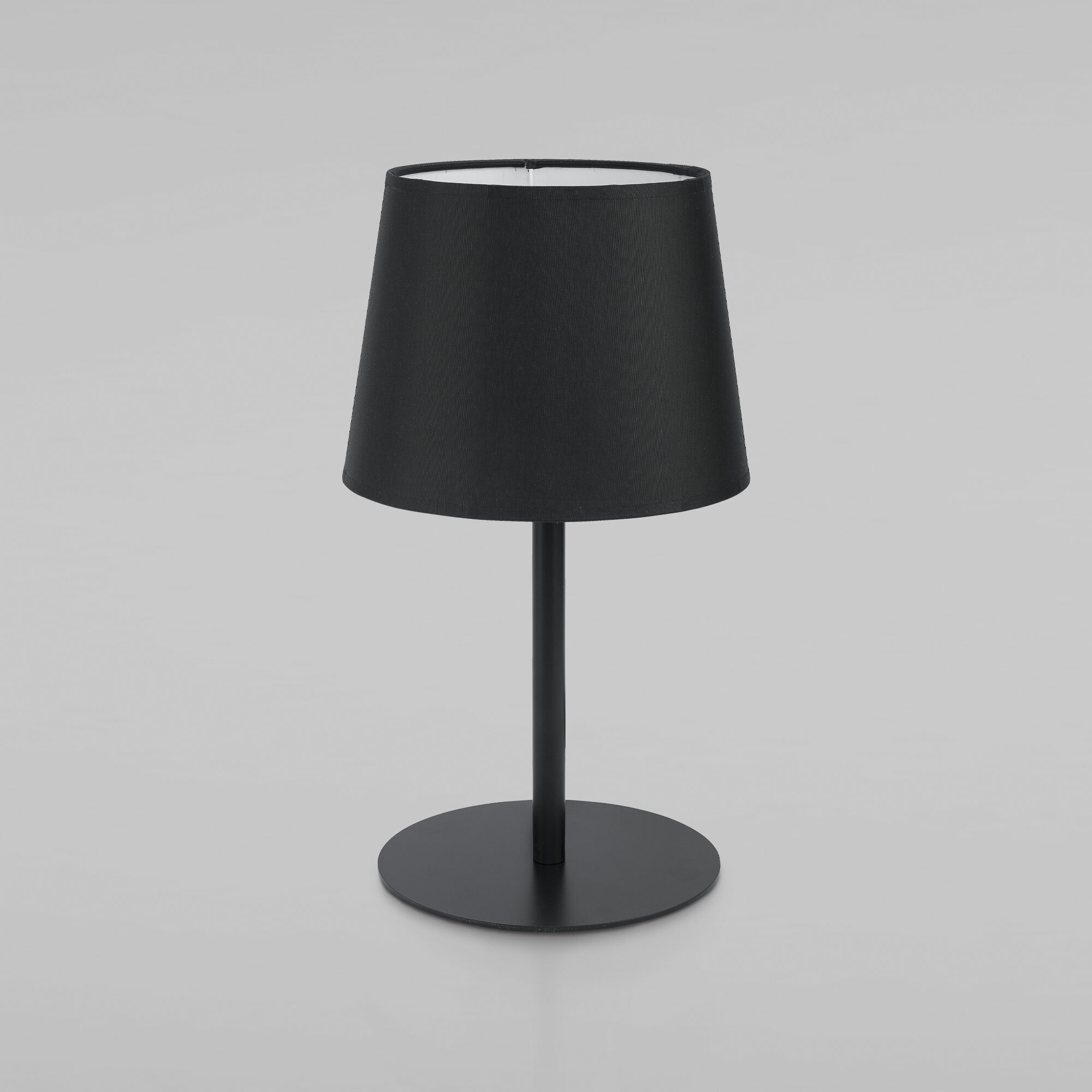 nastolnyy-svetilnik-s-tkanevym-abazhurom-2936-maja-black-a059605-0001