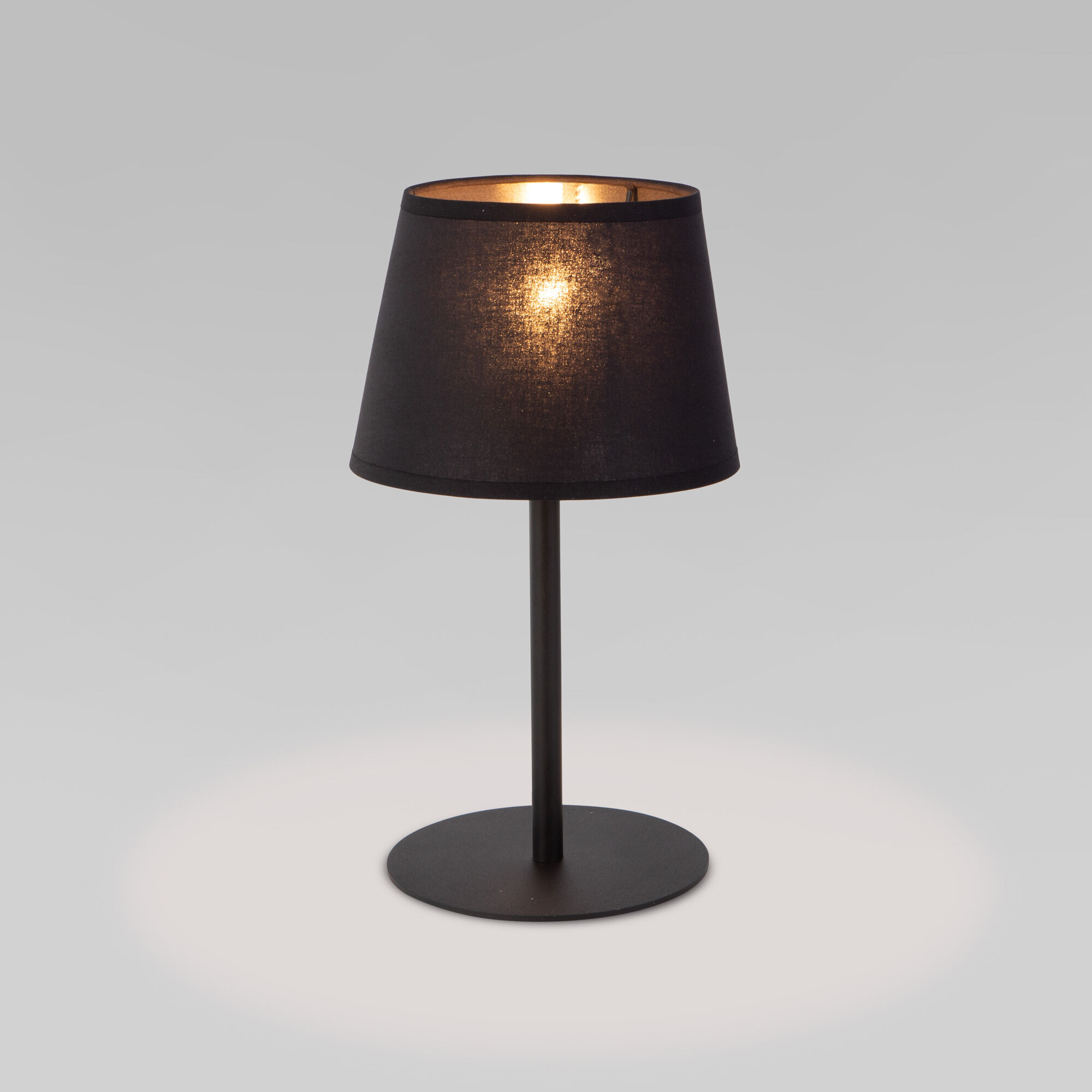 nastolnyy-svetilnik-s-tkanevym-abazhurom-2936-maja-black-a059605_0001