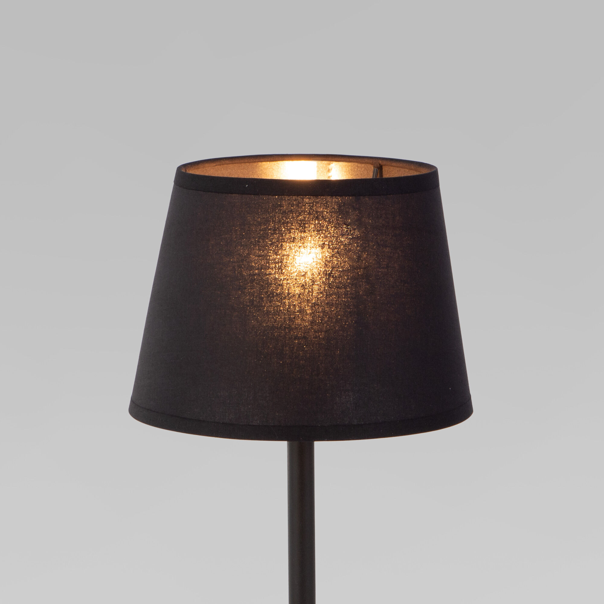 nastolnyy-svetilnik-s-tkanevym-abazhurom-2936-maja-black-a059605_0002